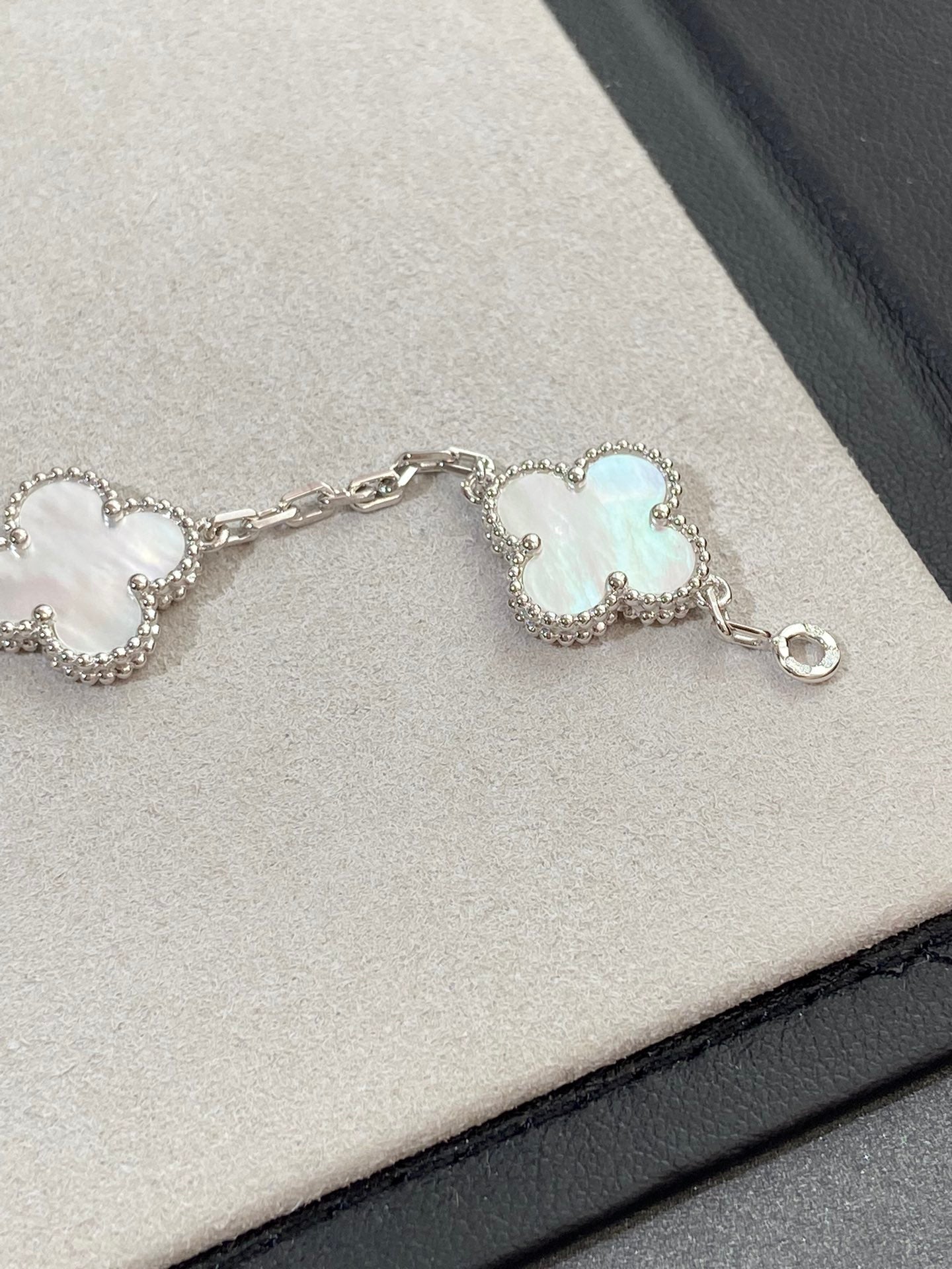 [BLUE TEARS]CLOVER WHITE PEARL MOP 5 MOTIF BRACELET COLLECTION