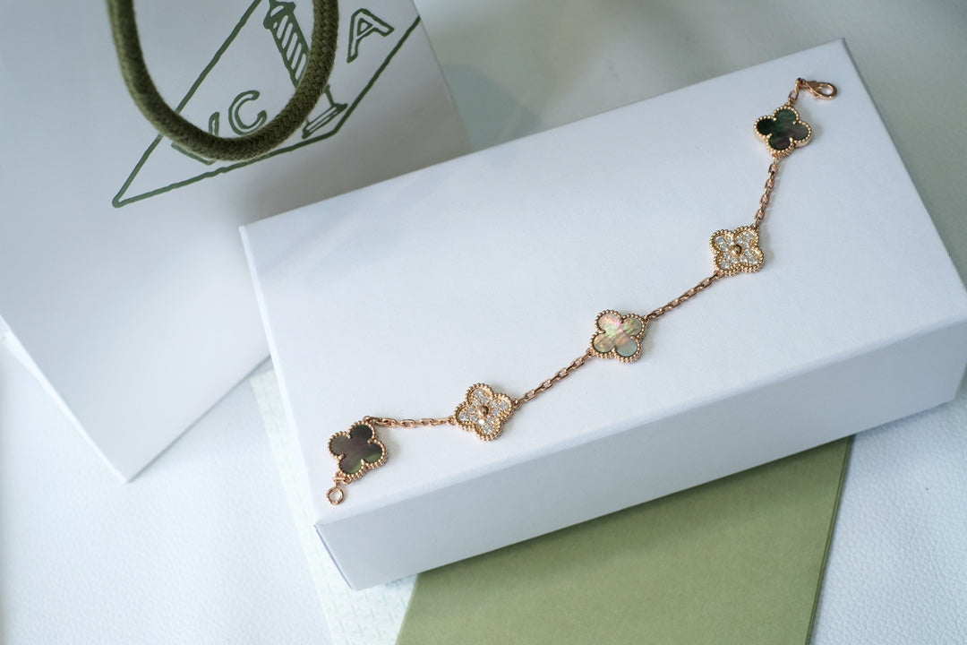 [BLUE TEARS] CLOVER 5 MOTIF GRAY MOP BRACELET COLLECTION